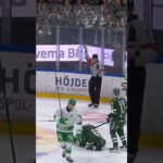 Oskar Steen blöder (Färjestad BK mot Rögle BK i Löfbergs Arena i Karlstad i SHL i Sverige) (#Shorts)