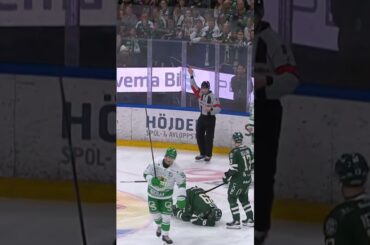 Oskar Steen blöder (Färjestad BK mot Rögle BK i Löfbergs Arena i Karlstad i SHL i Sverige) (#Shorts)