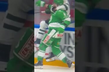 Viktor Lodin nacksving på Paul LaDue (Färjestad BK Rögle BK Catena Arena i SHL i Sverige) (#Shorts)