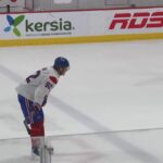 Patrik Laine prend des répétitions en défense à l'entraînement