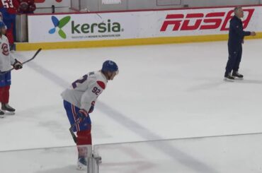 Patrik Laine prend des répétitions en défense à l'entraînement