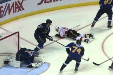 Alexander Pietrangelo decks Jarome Iginla [HD]