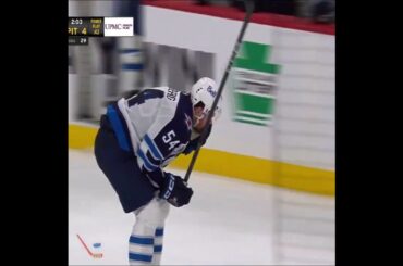 Dylan Samberg leaves the game after taking a puck to the face ❌