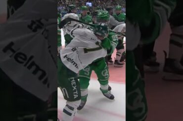Mål och ett stort bråk mellan Färjestad BK och Rögle BK i Catena Arena i SHL i Sverige (#Shorts)