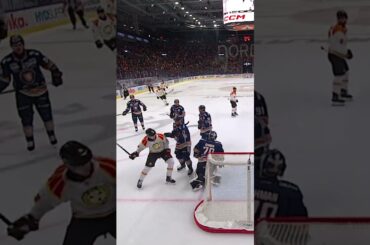 Brian Cooper crosscheckar Oskar Lindblom i ansiktet (Växjö Lakers HC mot Brynäs IF i SHL) (#Shorts)