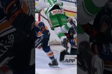 Dennis Everberg med en spektakulär flygtur (Rögle BK mot Växjö Lakers HC i SHL i Sverige) (#Shorts)