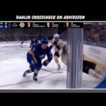 Dahlin shows us the difference between a crosscheck push and a crosscheck, both on Arvidsson 😐