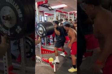 Nick Chubb with the Calves of Hercules 😳| Squatting 675 Pounds