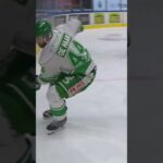 Manuel Ågren tacklar Calvin de Haan (Växjö Lakers HC mot Rögle BK i SHL i Sverige) (#Shorts)