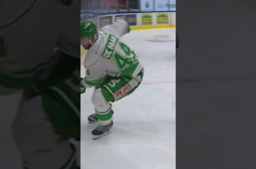 Manuel Ågren tacklar Calvin de Haan (Växjö Lakers HC mot Rögle BK i SHL i Sverige) (#Shorts)