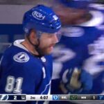 Confusion devant le filet des Red Wings...et Erik Cernak en profite!