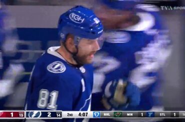 Confusion devant le filet des Red Wings...et Erik Cernak en profite!