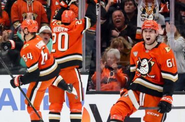 Ducks' TWO power-play goals tie up Game 4!
