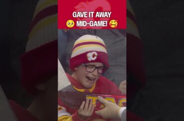 Souvenir in the MIDDLE OF THE GAME!? 🏒😲