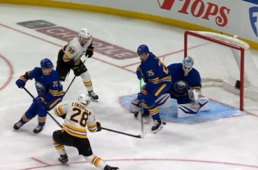 Elias Lindholm donne un coussin plus confortable aux Bruins