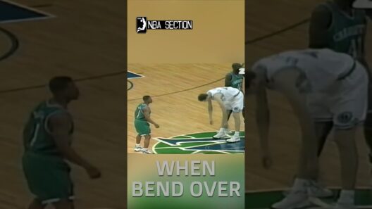 "Muggsy Bogues Looks Tiny Next to Bending Shawn Bradley! 😲🏀"