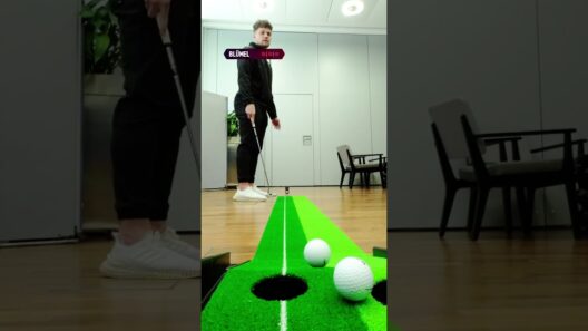 Matěj běžně patuje na druhou stranu. ⛳️ Než aby patoval přes ruku, rozhodl se otočit si hůl. 🏌️