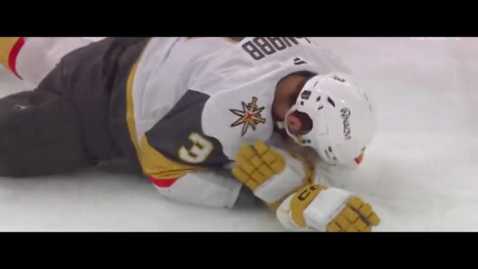Brayden McNabb retraite directement au vestiaire après avoir reçu une rondelle au visage
