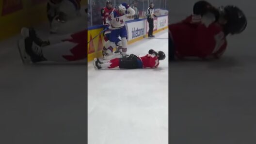 Ryan Lindgren knockar Evan Bouchard (USA mot Kanada i VM i BCF Arena i Fribourg i Schweiz) (#Shorts)
