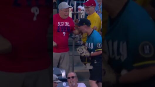 👀 Phillies fan throws back FAKE Mets home run ball! #shorts