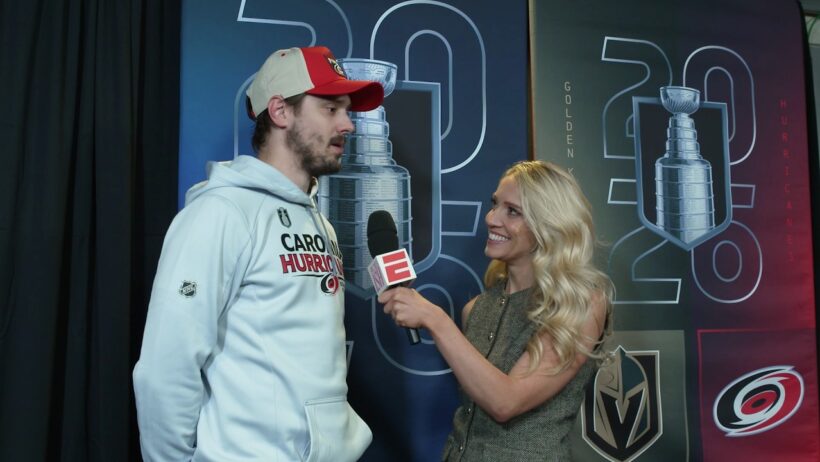 Kurkista Stanley Cup -finaalien mediapäivän kulissien taakse Sebastian Ahon seurassa